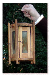click to read description & to see more images of the horn lantern.